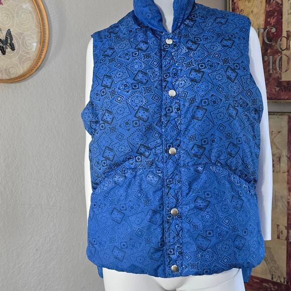 Vintage 70s/80s Blue Paisley Bandana Print Puffer Vest - Picture 2 of 8
